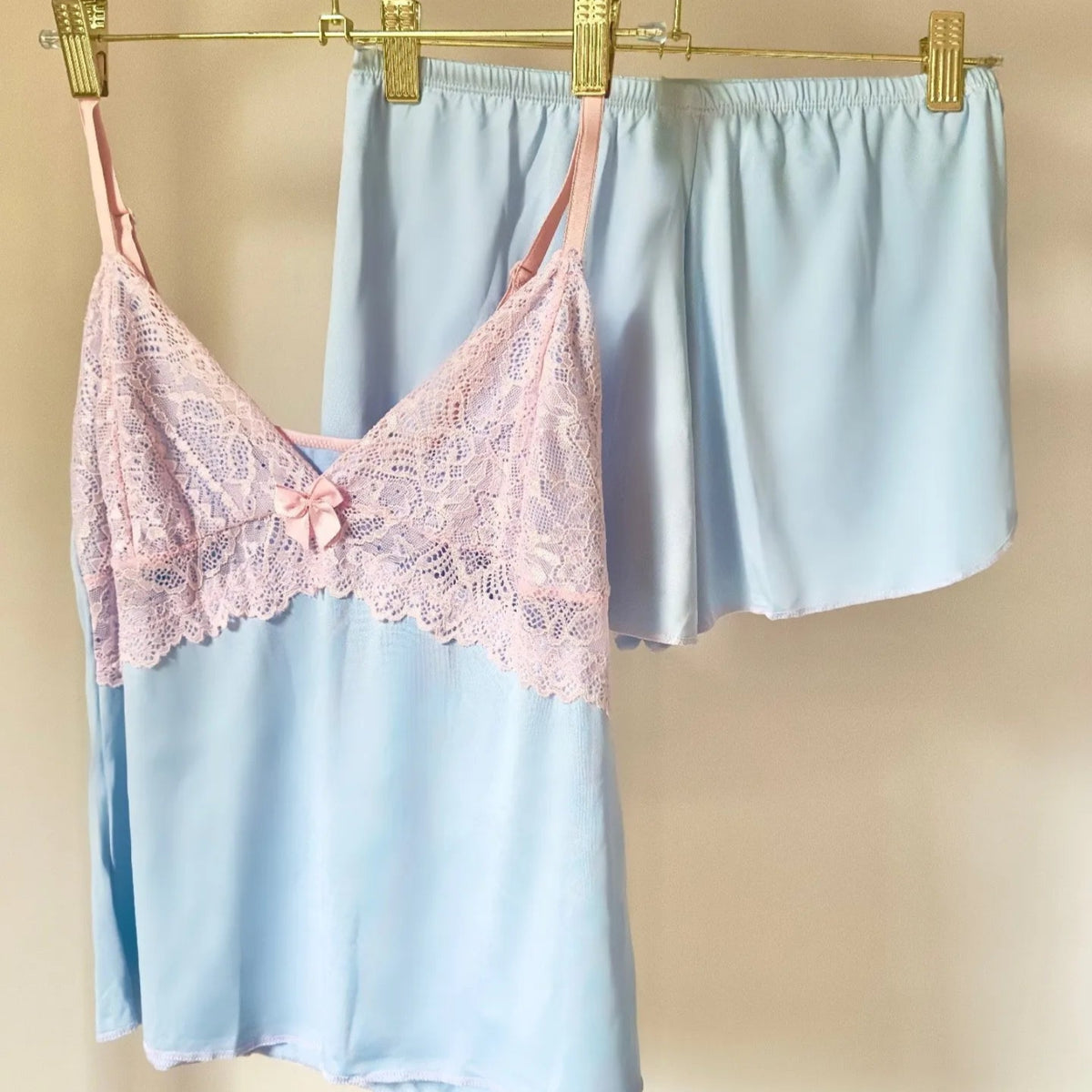 Baby Doll Princesa: Microfibra Premium Azul celeste e Renda Rosa Bebê