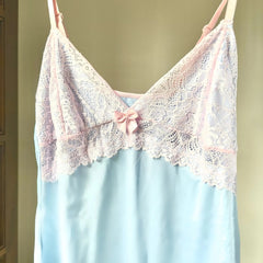 Baby Doll Princesa: Microfibra Premium Azul celeste e Renda Rosa Bebê