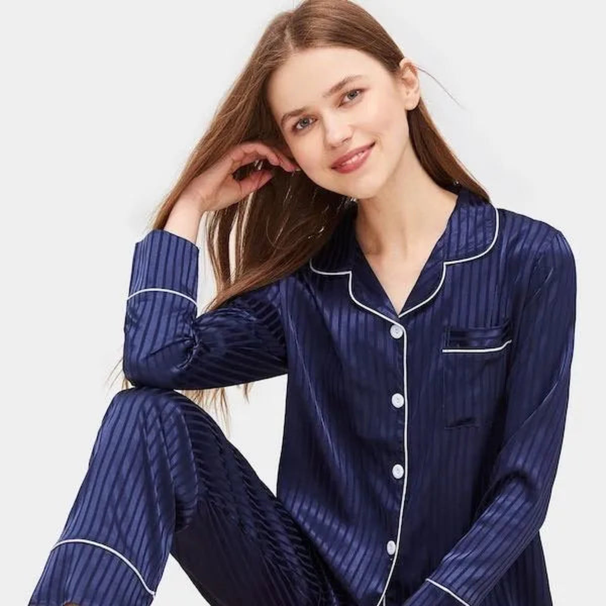 Pijama Longo de Cetim Azul Marinho com detalhes em Branco