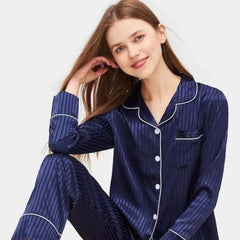 Pijama Longo de Cetim Azul Marinho com detalhes em Branco